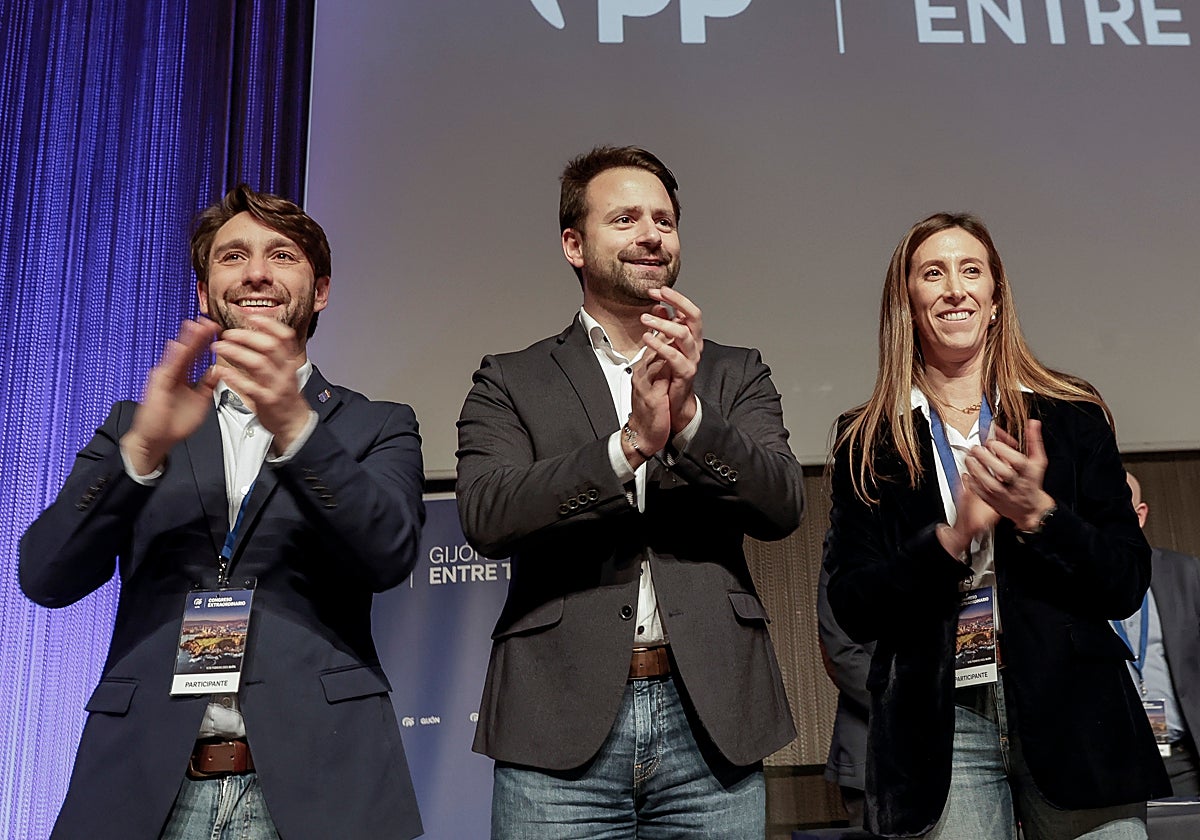 Andrés Ruiz, Álvaro Queipo y Ángela Pumariega, durante el congreso del PP de Gijón celebrado en febrero.