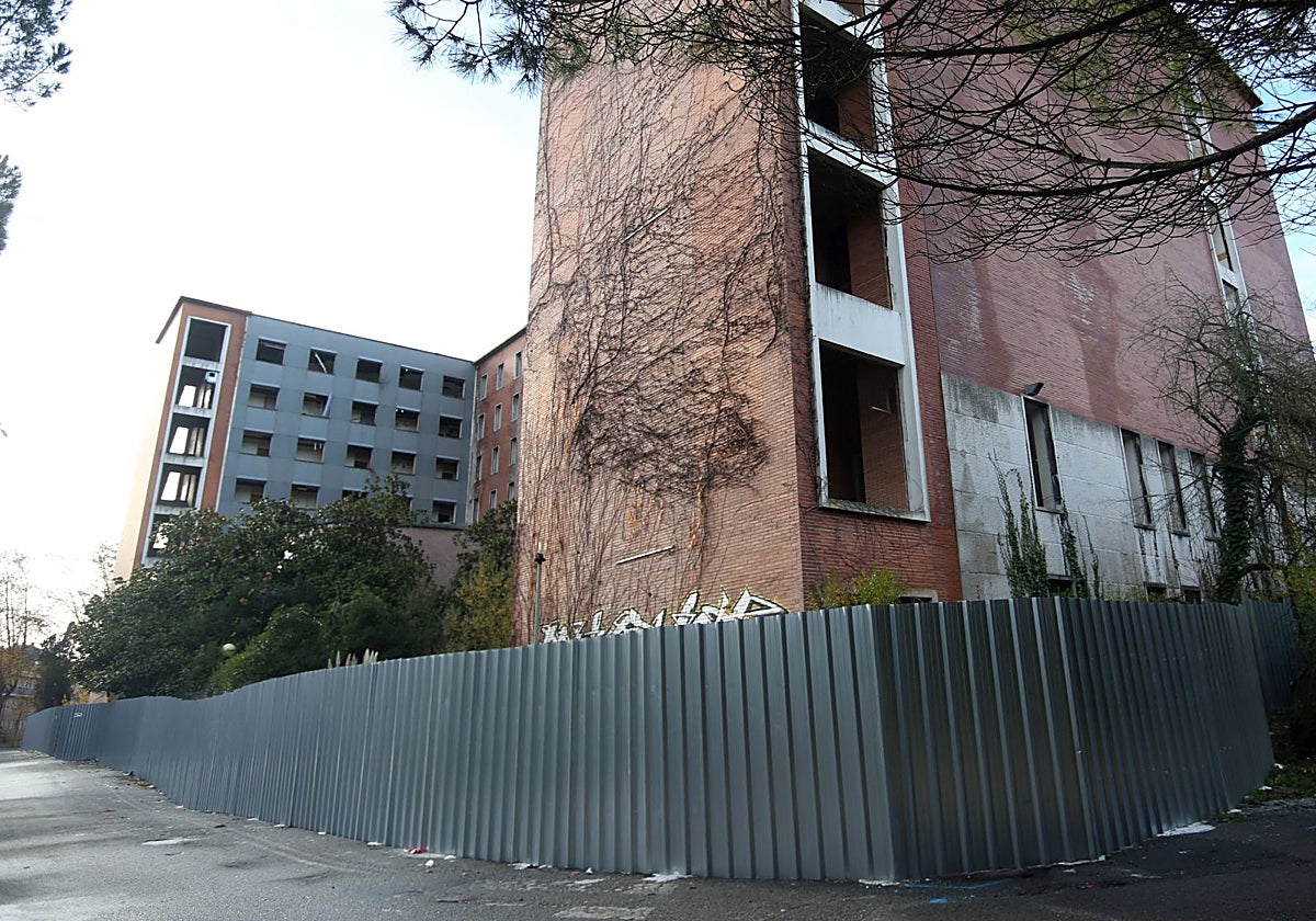 La antigua Residencia Nuestra Señora de Covadonga, rodeada de maleza y pasto del vandalismo, ahora ha sido vallada por la Tesorería.