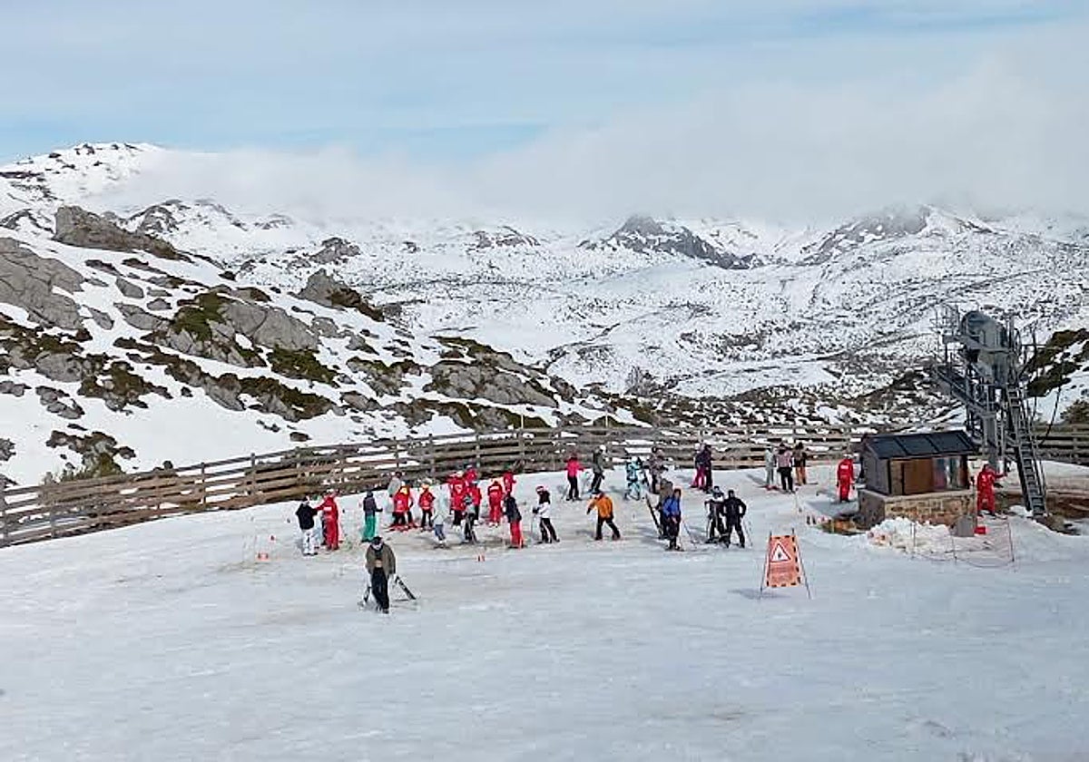 Una imagen de la zona que aún permanece esquiable, en la zona media de la estación allerana
