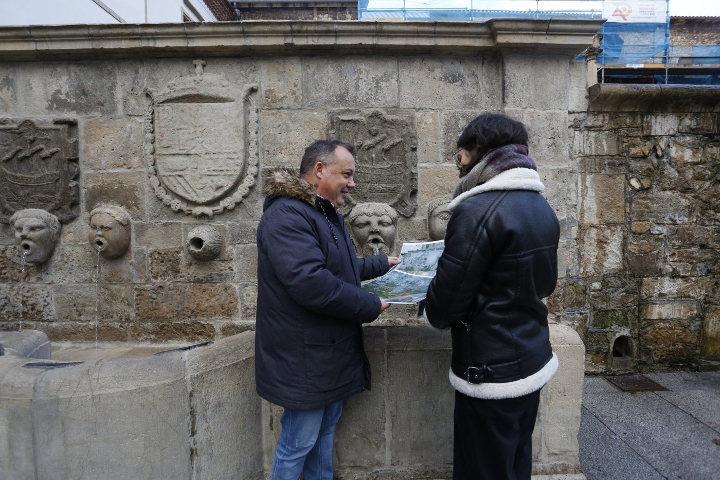 Los Caños de San Francisco con las bocas manando agua en el momento en el que el equipo restaurador y el concejal de Obras comprobaron el buen funcionamiento después de los trabajos realizados.