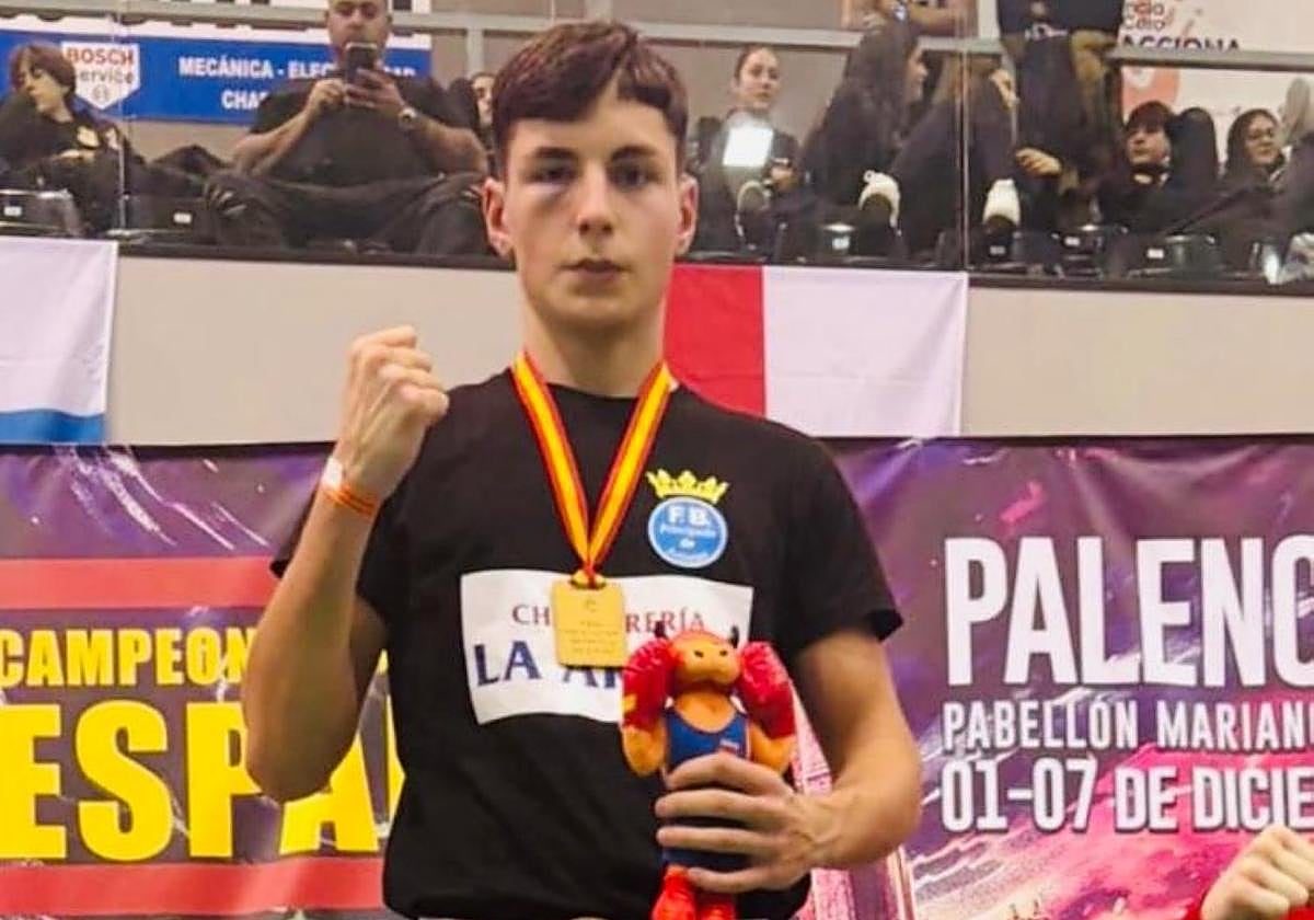 Aarón Quintana, con la medalla y el gesto de la victoria.