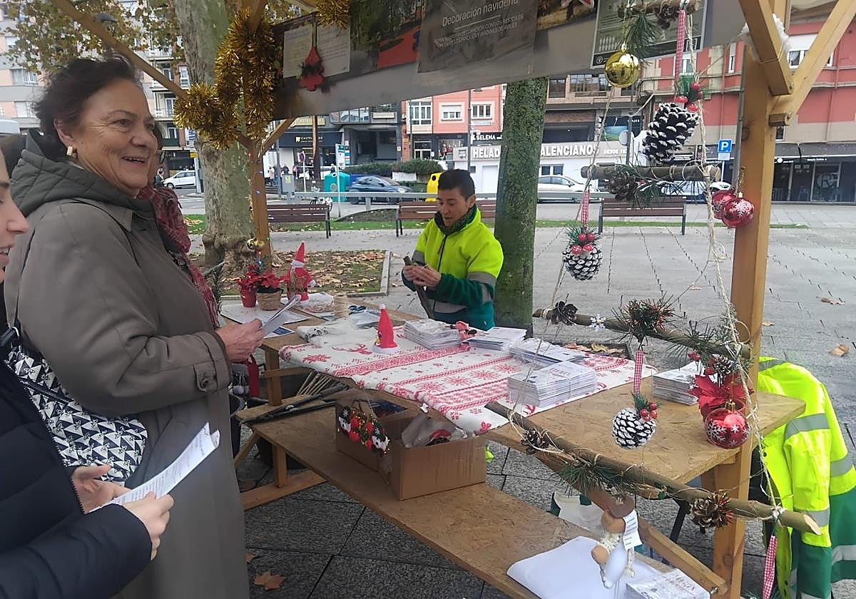 Los avilesinos hicieron cola para hacerse con ramas y piñas para decorar sus hogares.