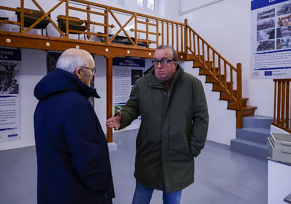 El patrón mayor charla con un vecino tras la subasta fallida del pasado 19 de noviembre.