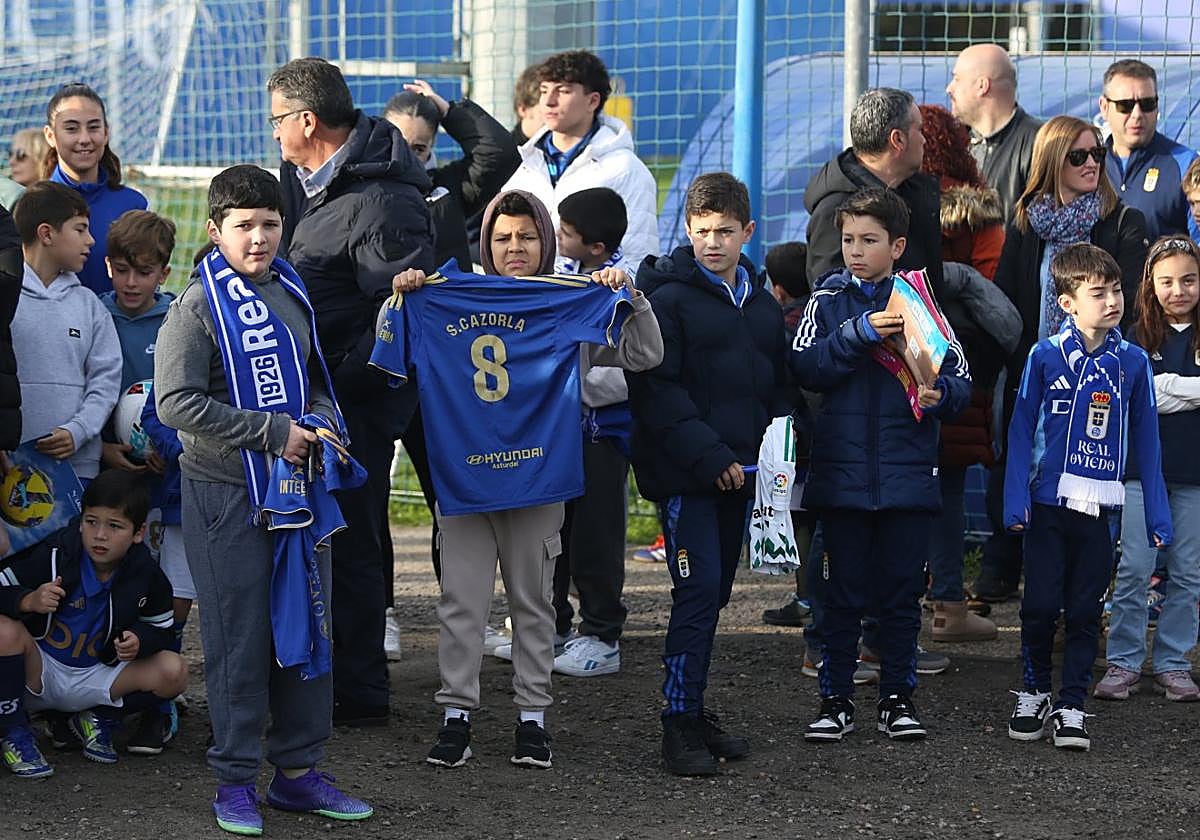 La joven hinchada acudió con todo su arsenal de camisetas para tener las firmas de sus ídolos.