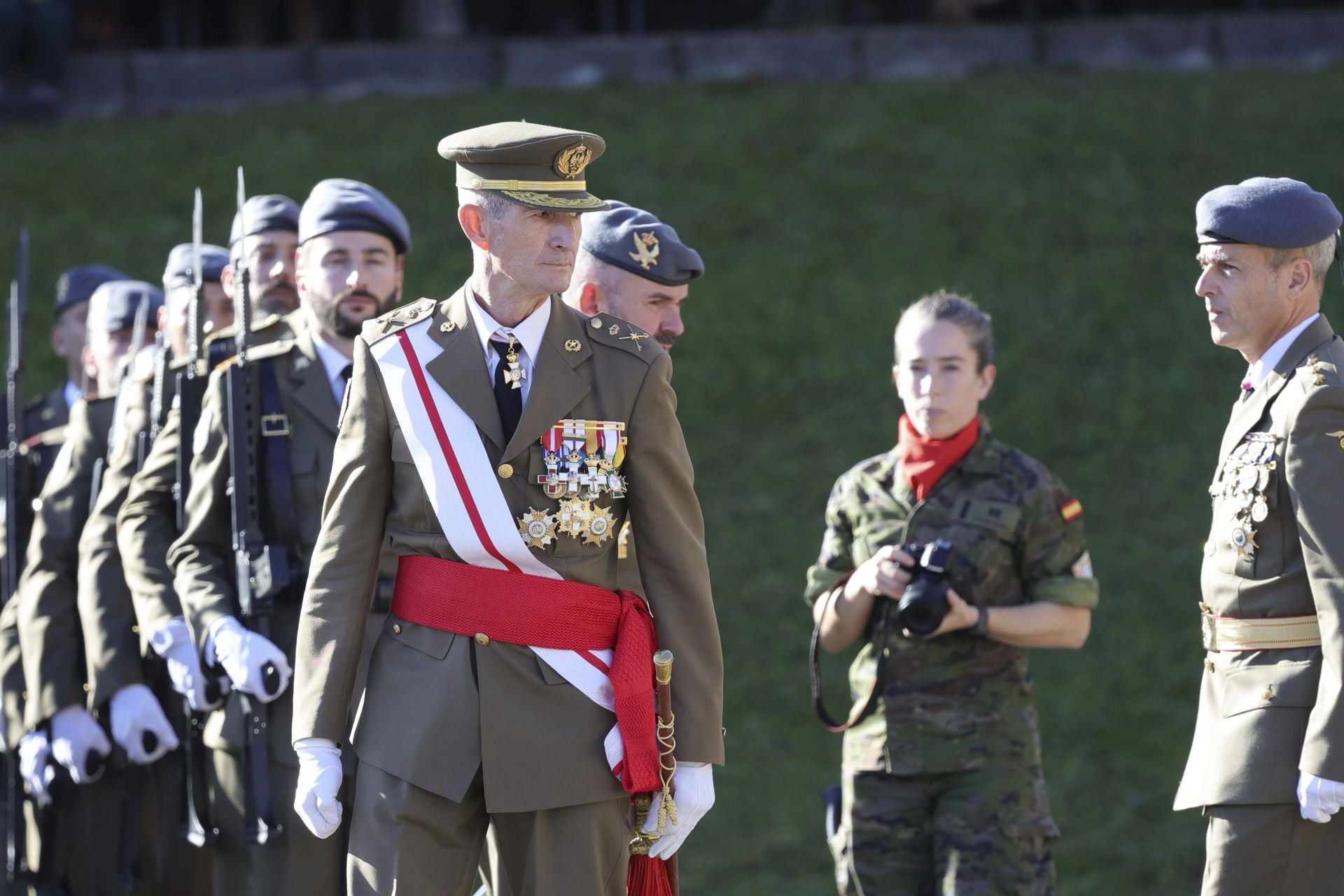 Parada militar y una despedida: las imágenes del Día de la Inmaculada en Cabo Noval