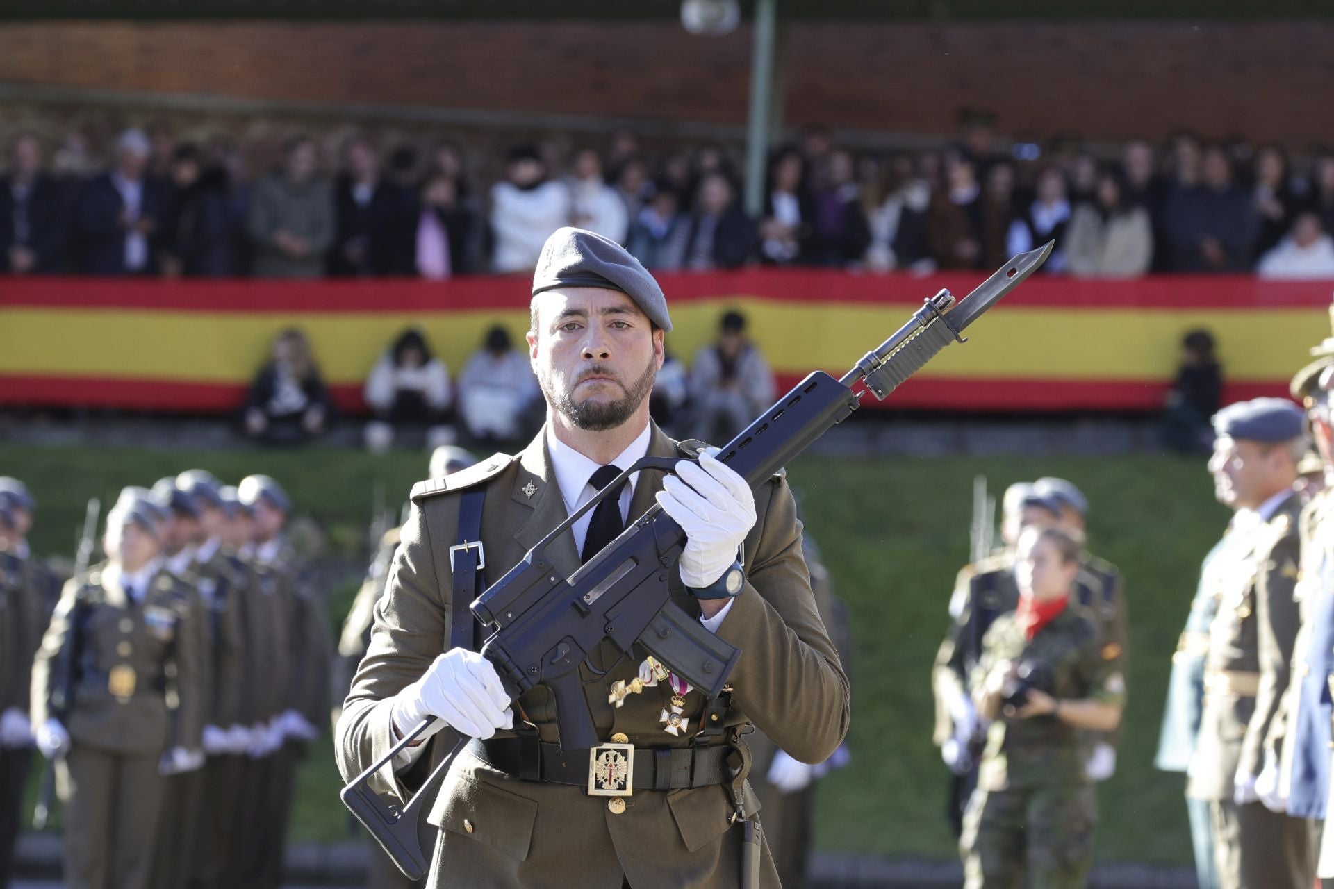 Parada militar y una despedida: las imágenes del Día de la Inmaculada en Cabo Noval