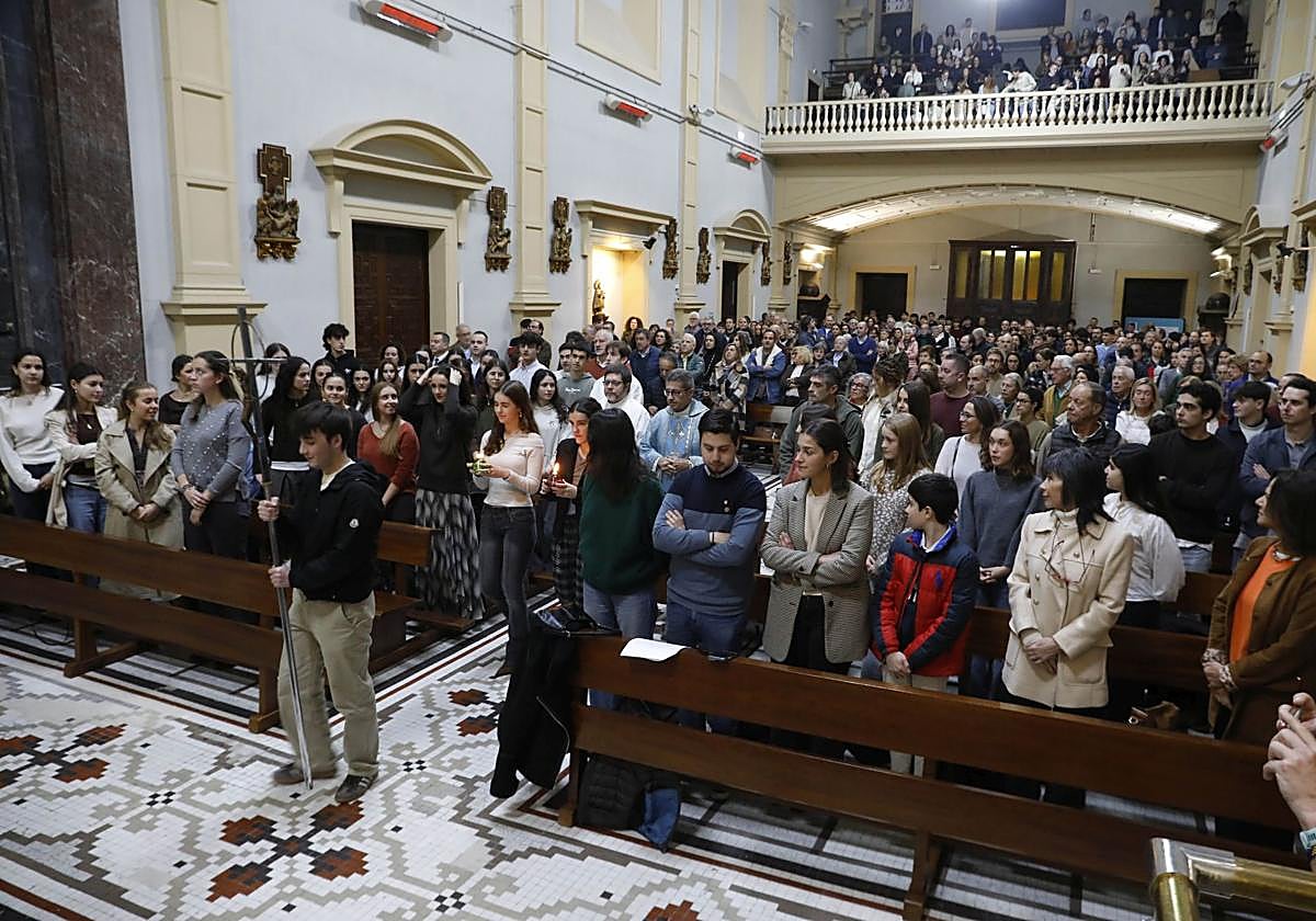 La iglesia del Colegio de la Inmaculada de Gijón se llenó para la misa por la patrona.