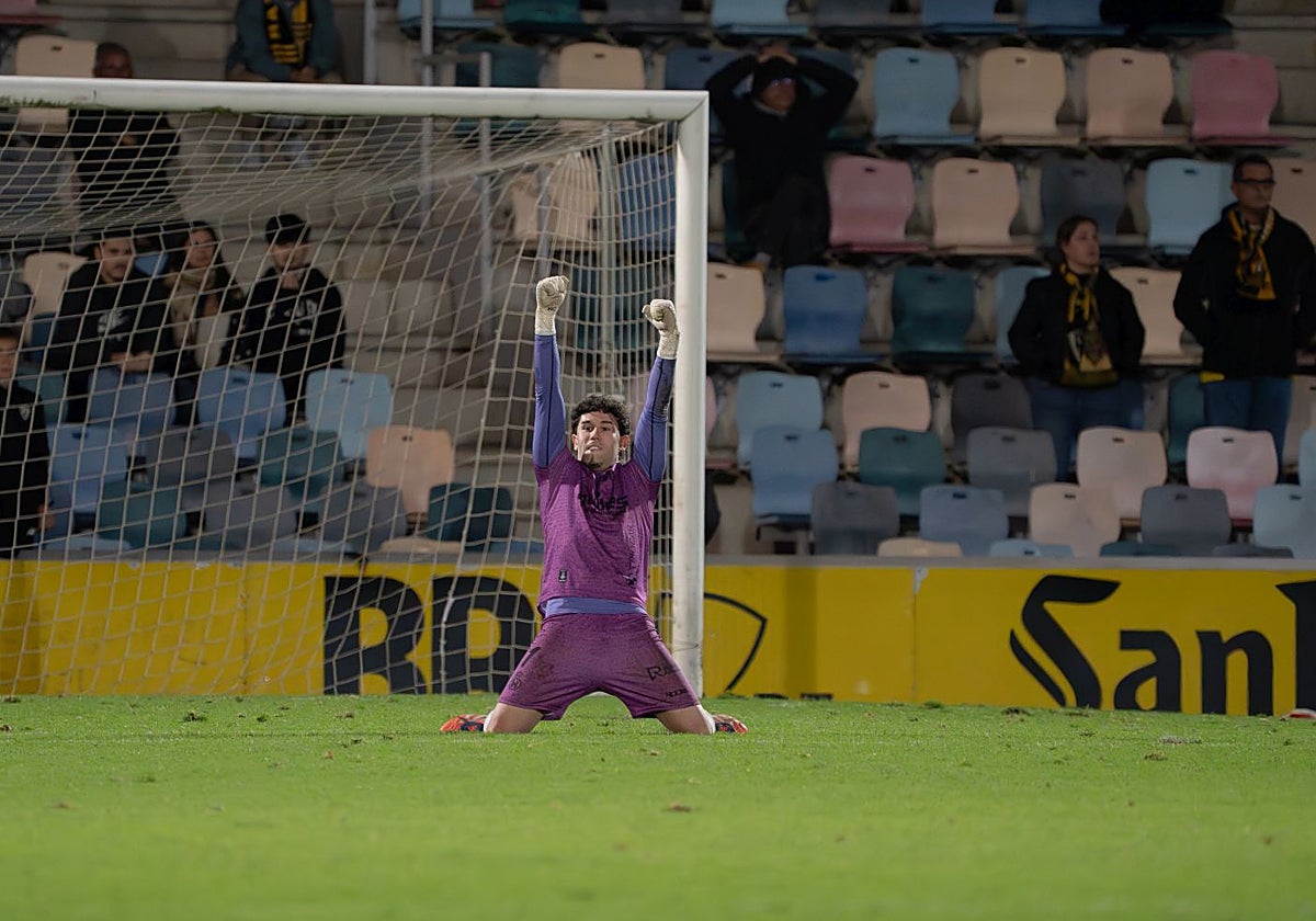 El portero del Real Avilés Álvaro Fernández levanta los puños tras el final del partido en Barakaldo en el que paró un penalti decisivo en el minuto 95.