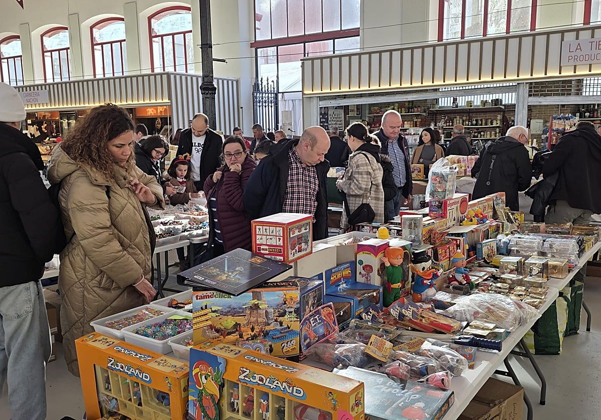 Público en la Plaza de Abastos de Villaviciosa.