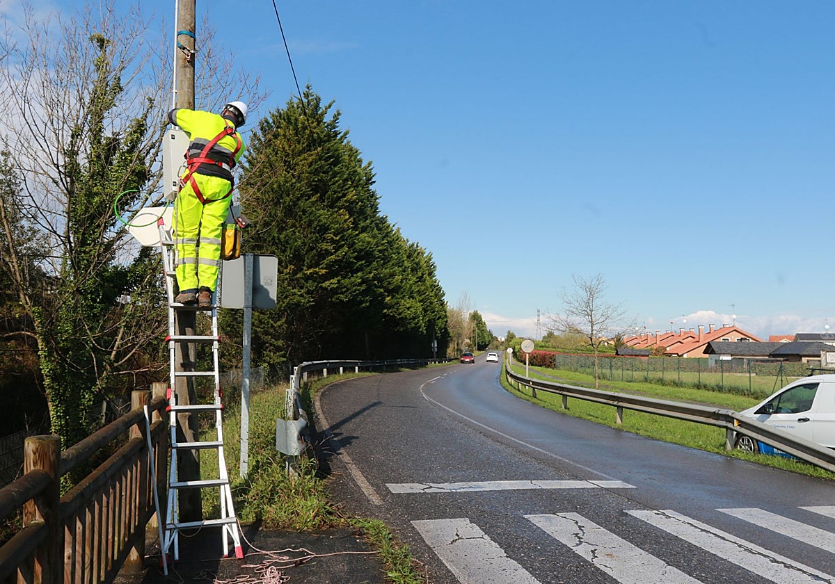 Instalación de una de las cámaras de videovigilancia repartidas por la zona rural.
