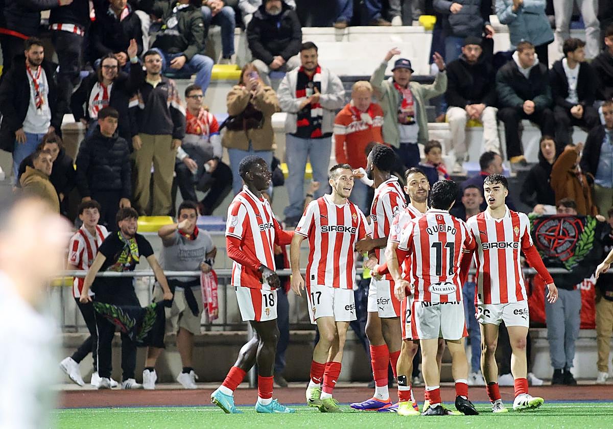 Los jugadores del Sporting celebran el gol de Dubasin en la primera ronda, ante el Caudal.