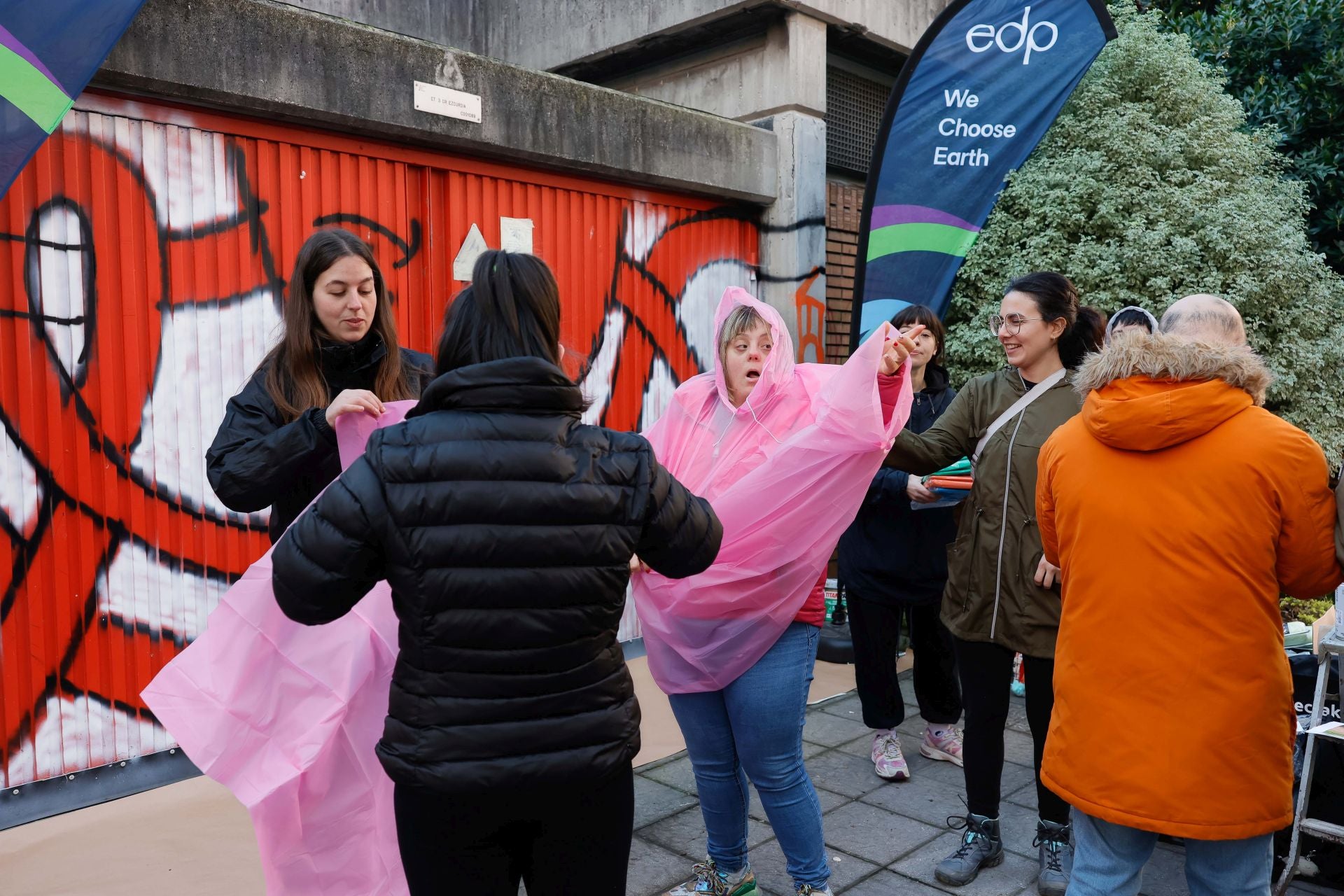 Una treintena de jóvenes con Síndrome de Down llena de color el parque ...