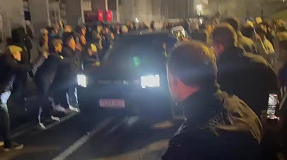 Carrión abandona el Tartiere entre gritos de la afición