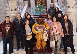 L'Anguleru, con los alumnos del Grado Superior de Asistencia a la Dirección del CES San Eutiquio La Salle, de Gijón, que se encontraban de visita en la Junta General del Principado.