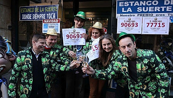 El tercer premio de la Lotería de Navidad deja 50.000 euros en Oviedo: «Encantados de repartir cuantos más mejor»