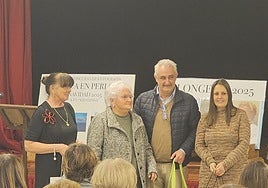 El alcalde Carreño, Ángel García, y la edil Paula Riobello junto a una de las homenajeadas