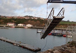 El pantalán del Club Marítimo de Luanco, suelto en el puerto.
