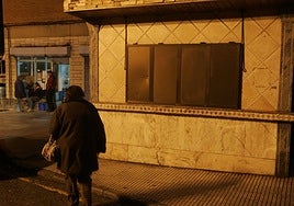 El kiosco de Portuarios cerrado a cal y canto el día después de tocar la lotería en el barrio.