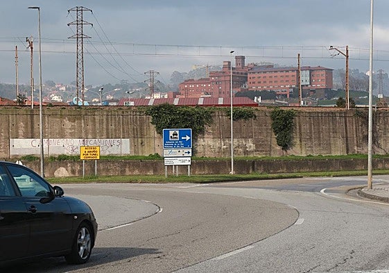 Panorámica de Jove, con el hospital en primer término, tomada este lunes al mediodía, desde la rotonda de El Arbeyal, donde se percibe la contaminación ambiental.