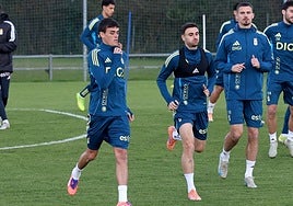Álex Forés, en el centro, en un entrenamiento con el Real Oviedo.
