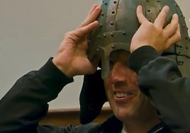 El día que Cazorla 'rompió' la historia de Asturias: la broma del casco de Pelayo en la Gala Inocente