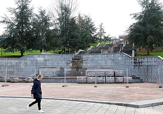 Las obras para retirar la fuente del Parque del Oeste.