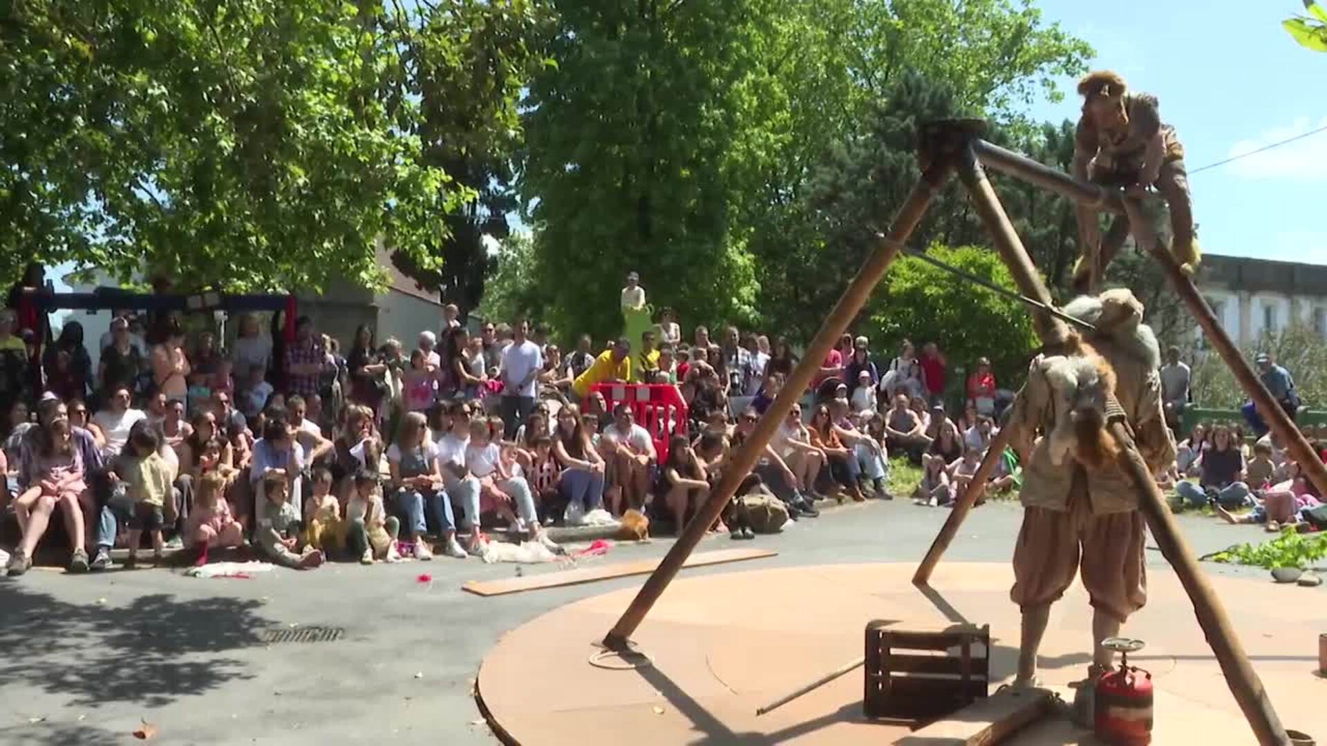La feria de artistas callejeros Umore Azoka celebra su XXV edición