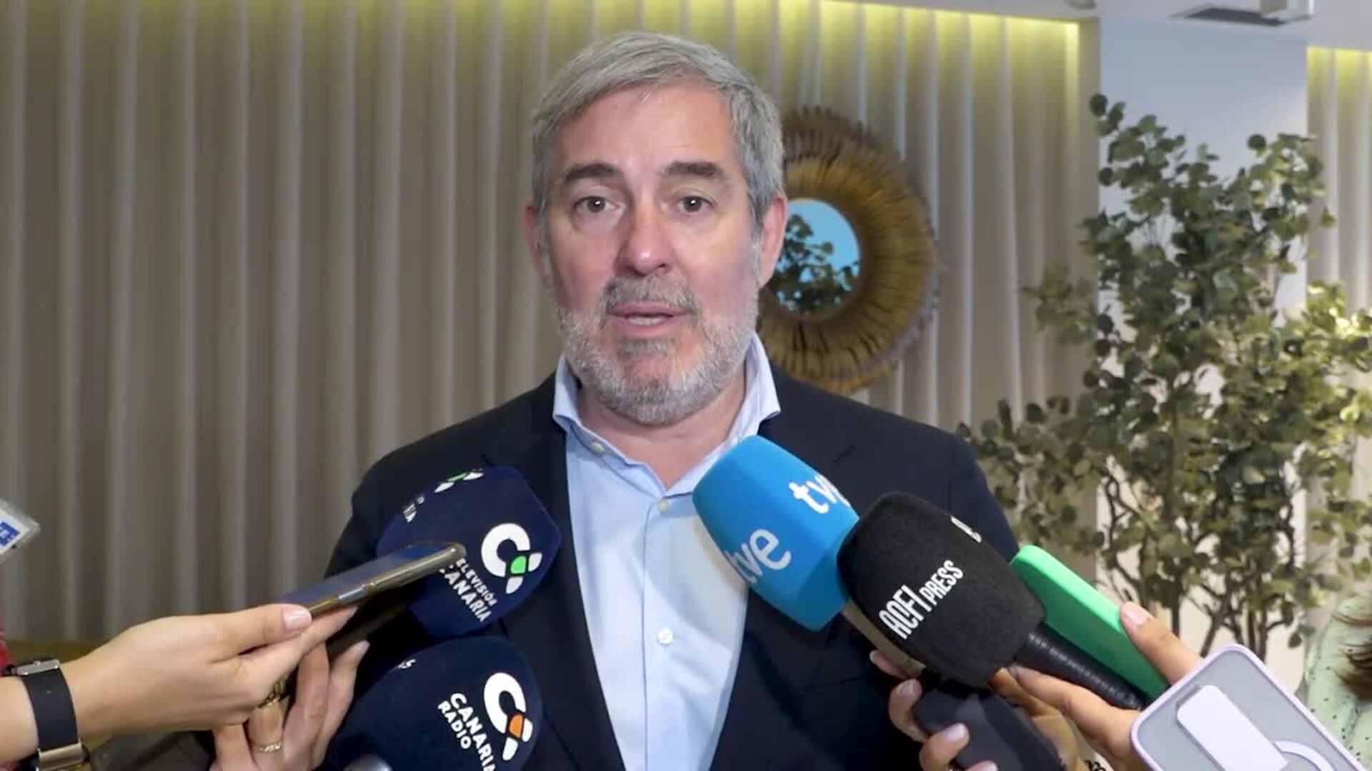 Clavijo confía que en verano se pueda comenzar con el reparto de menores migrantes