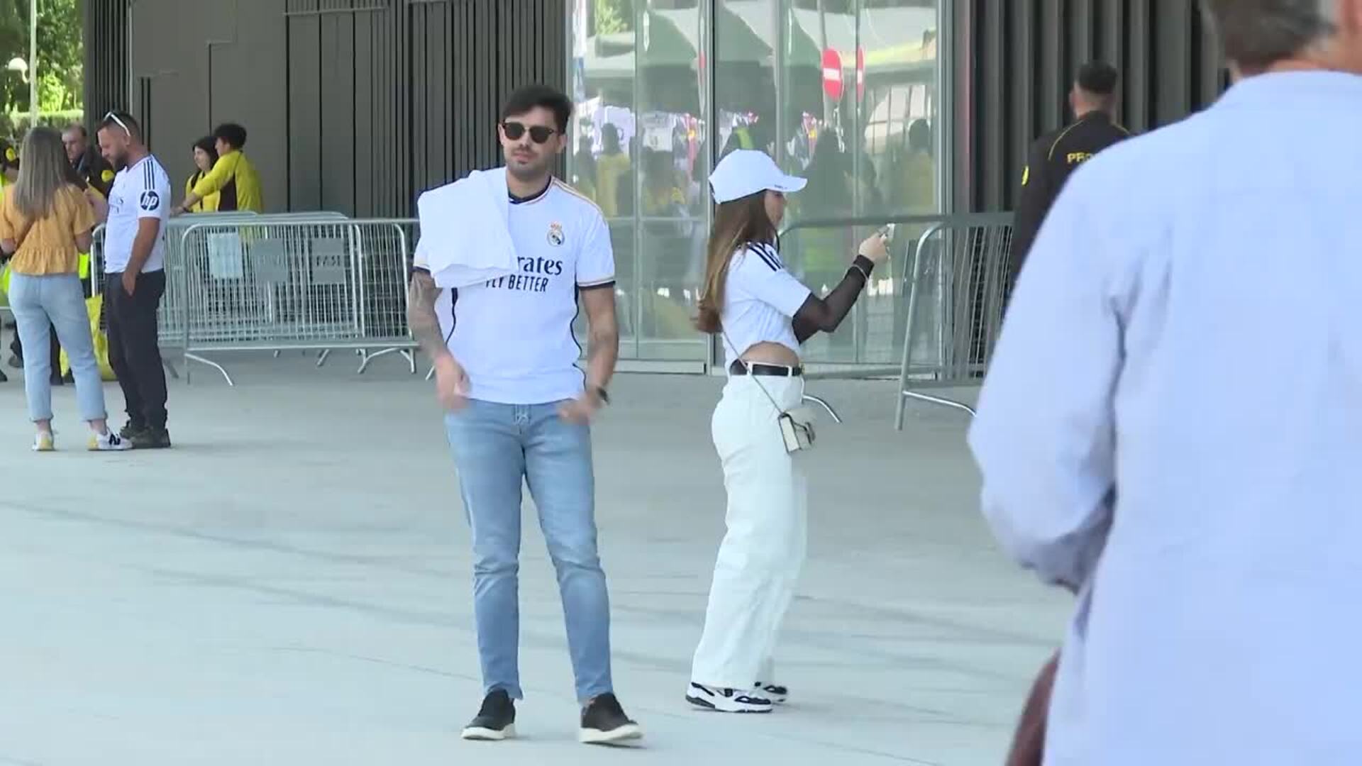 Aficionados del Real Madrid se muestran afligidos por la marcha de Modrić