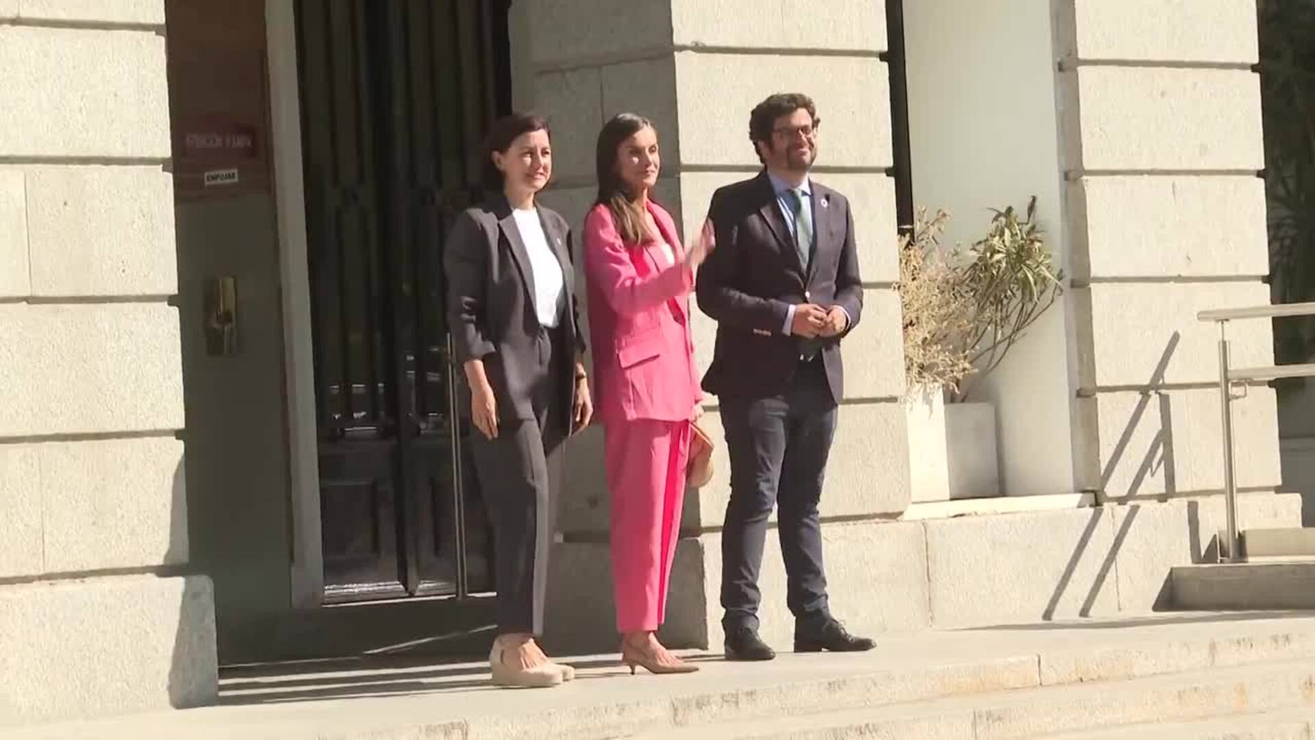 La reina Letizia rescata su traje vitamina en color coral