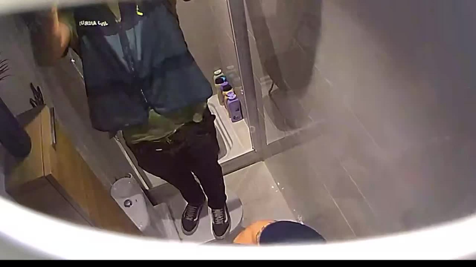 Un detenido en Burgos por grabar a familiares y amigos en el baño