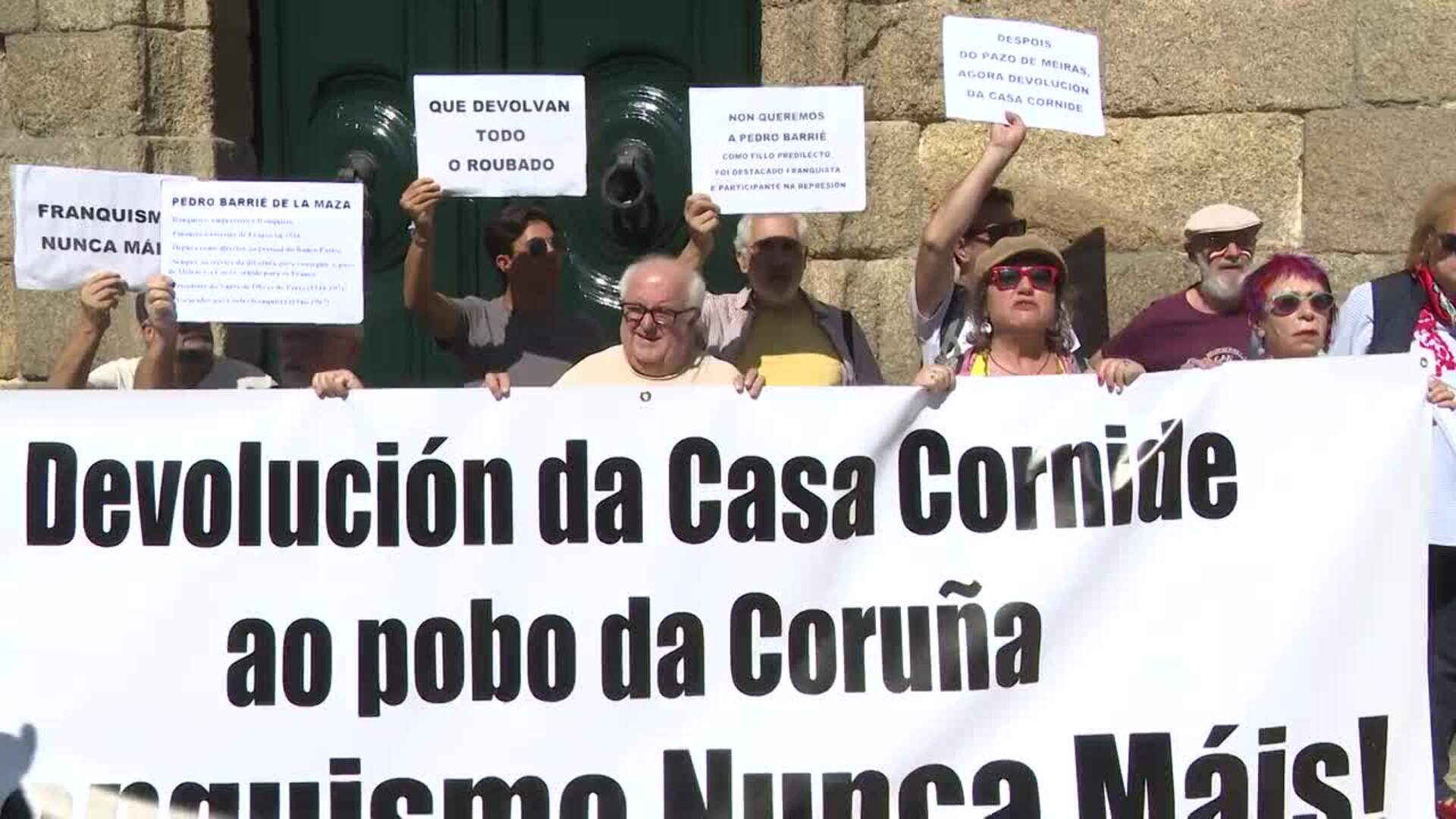 Concentración ante la Casa Cornide para exigir a los Franco "devolver lo robado"