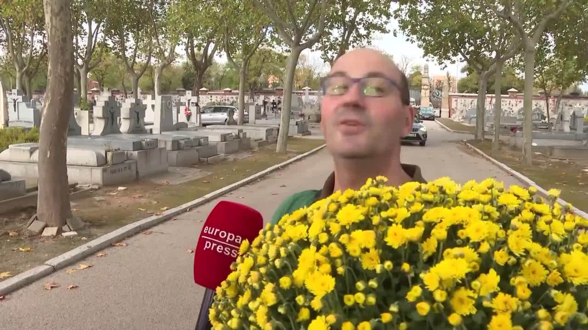 Madrileños lamentan perder la tradición de acudir al cementerio en el Día de Todos los Santos