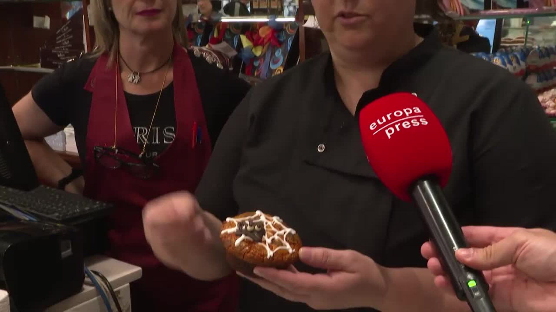 Pastelería une la tradición de Todos los Santos con dulces con decoración típica de Halloween