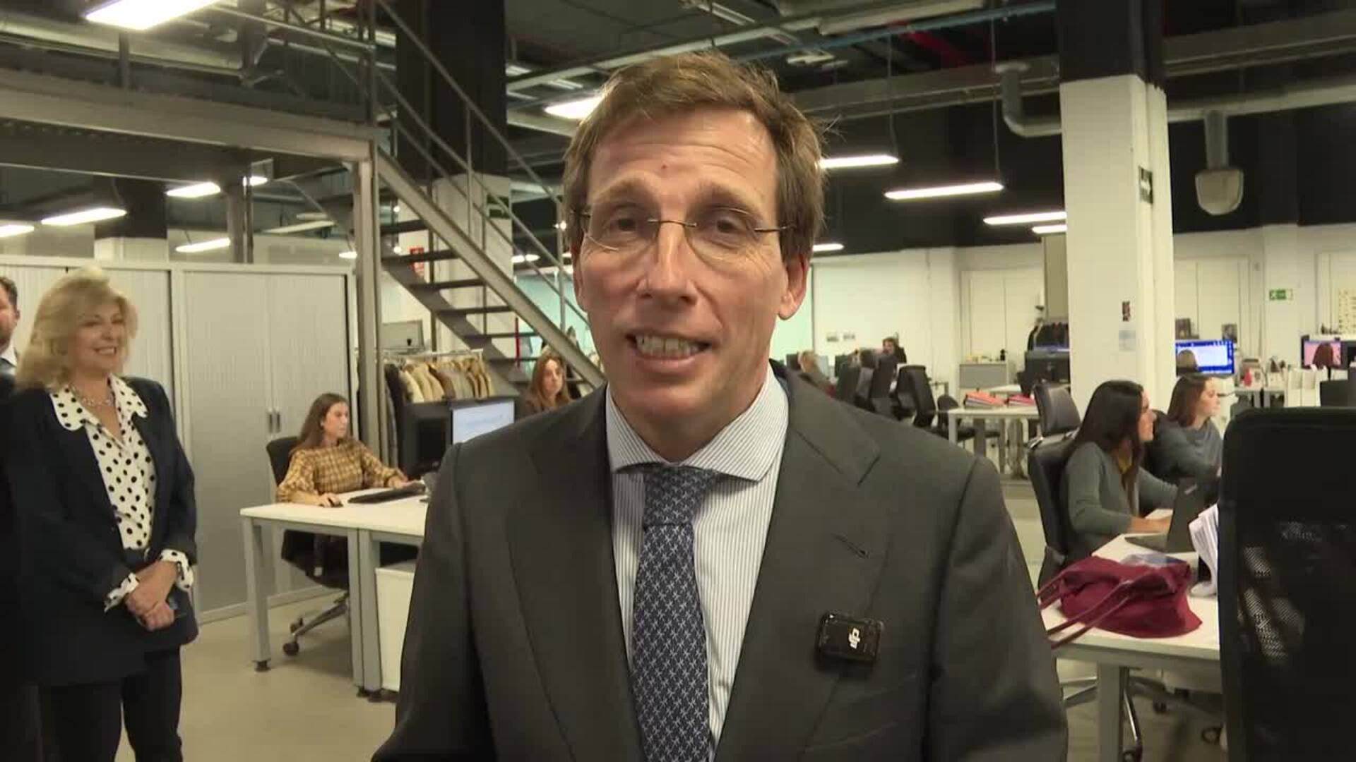 Almeida visita Tendam en el 80 aniversario de Cortefiel