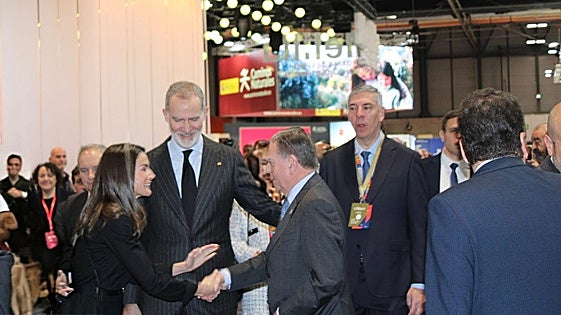 Alfredo Canteli se salta el protocolo y consigue que los Reyes se paren en el estand de Oviedo en Fitur