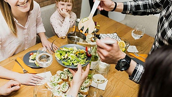 Laura Pire, nutricionista: «No hay que pasar hambre esperando por el último que llega para comer en familia; se puede compartir la mesa incluso con un café»