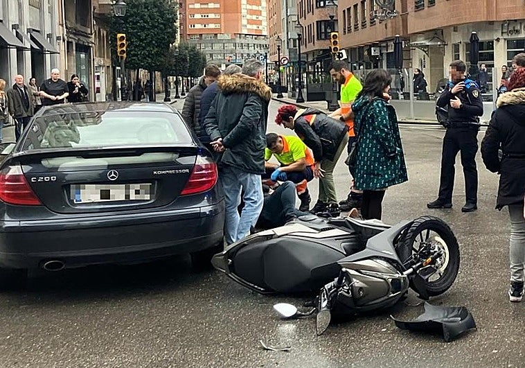 Herido un motorista en la calle Marqués de San Esteban en un choque contra un turismo
