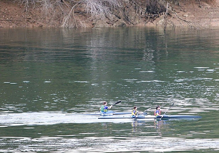 El Principado mantiene las limitaciones en Tanes: no más de 33 canoas a la vez en el agua