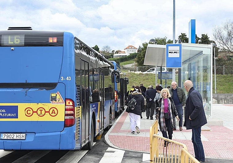 El carril bus del hospital San Agustín se inaugurará el día 25 con «mejoras en la oferta de transporte público»