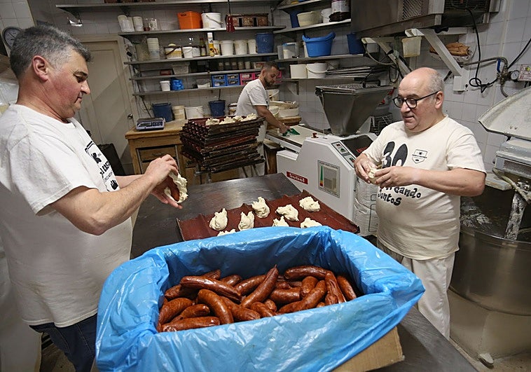 Todo listo para comer los bollos de Comadres en La Pola
