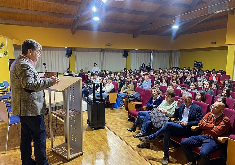 El alcalde de San Martín del Rey Aurelio pide a Eva Ledo más inversiones en los centros educativos