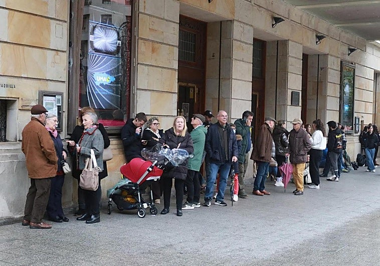 Dos días de cola para animar a las charangas en el Antroxu: «Hoy empieza el carnaval»