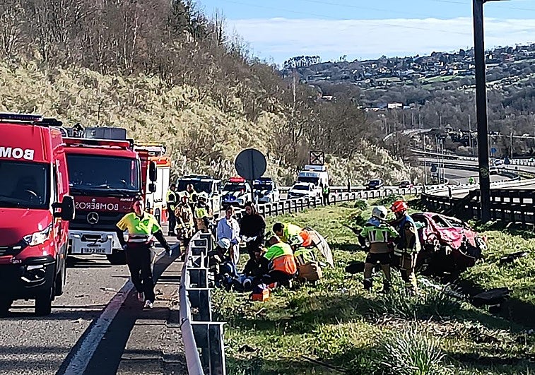 Grave accidente en la ronda exterior de Oviedo: herida una mujer tras volcar con su coche