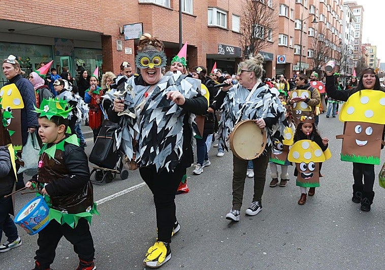 La fantasía del antroxu inunda los colegios de Gijón