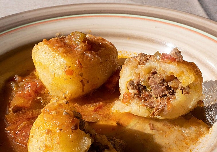 Patatas rellenas de carne guisada