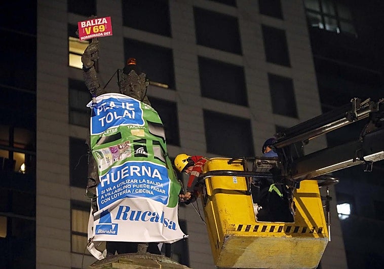 La estatua de Pelayo coronada con una baliza para pasar el Huerna