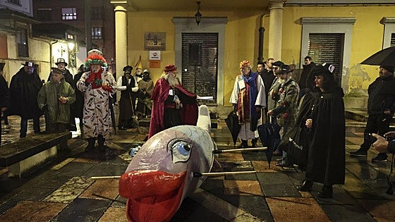 El Antroxu de Avilés se despide con un entierro mojado
