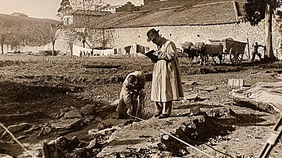 Un cementerio en la calle Orlando Pelayo, en Gijón