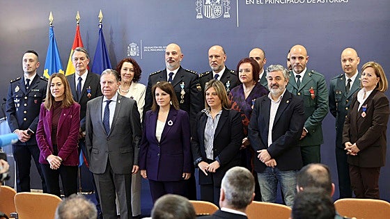 Asturias rinde homenaje a sus héroes, «hombres y mujeres que cuando surge una emergencia dan un paso al frente»